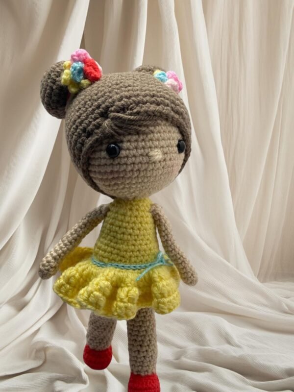 Muñeca con vestido - Image 2