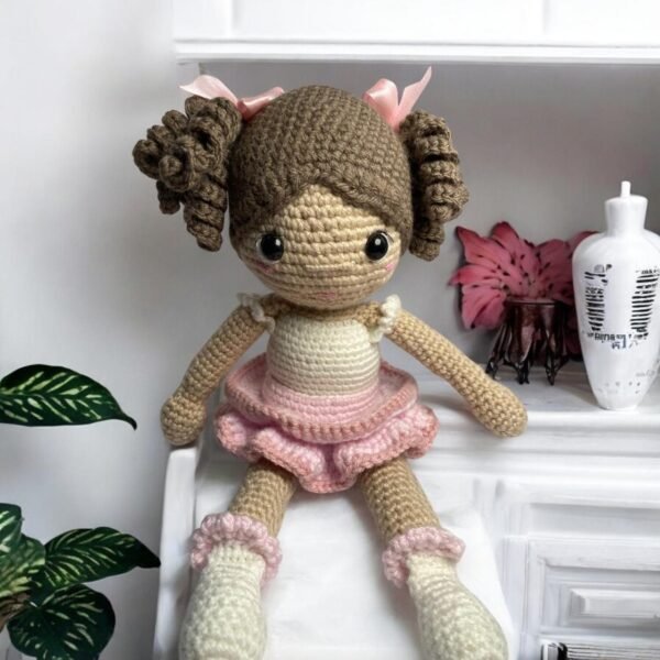 Muñeca con vestido blanco. - Image 5