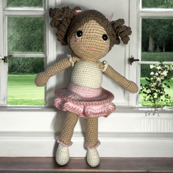 Muñeca con vestido blanco. - Image 4